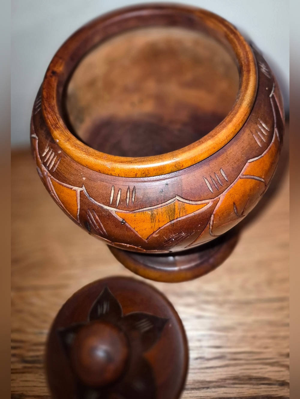 Vintage Hand-Carved Wooden Jar with a pedestal base and lid L, Golk Art - Picture 2 of 5